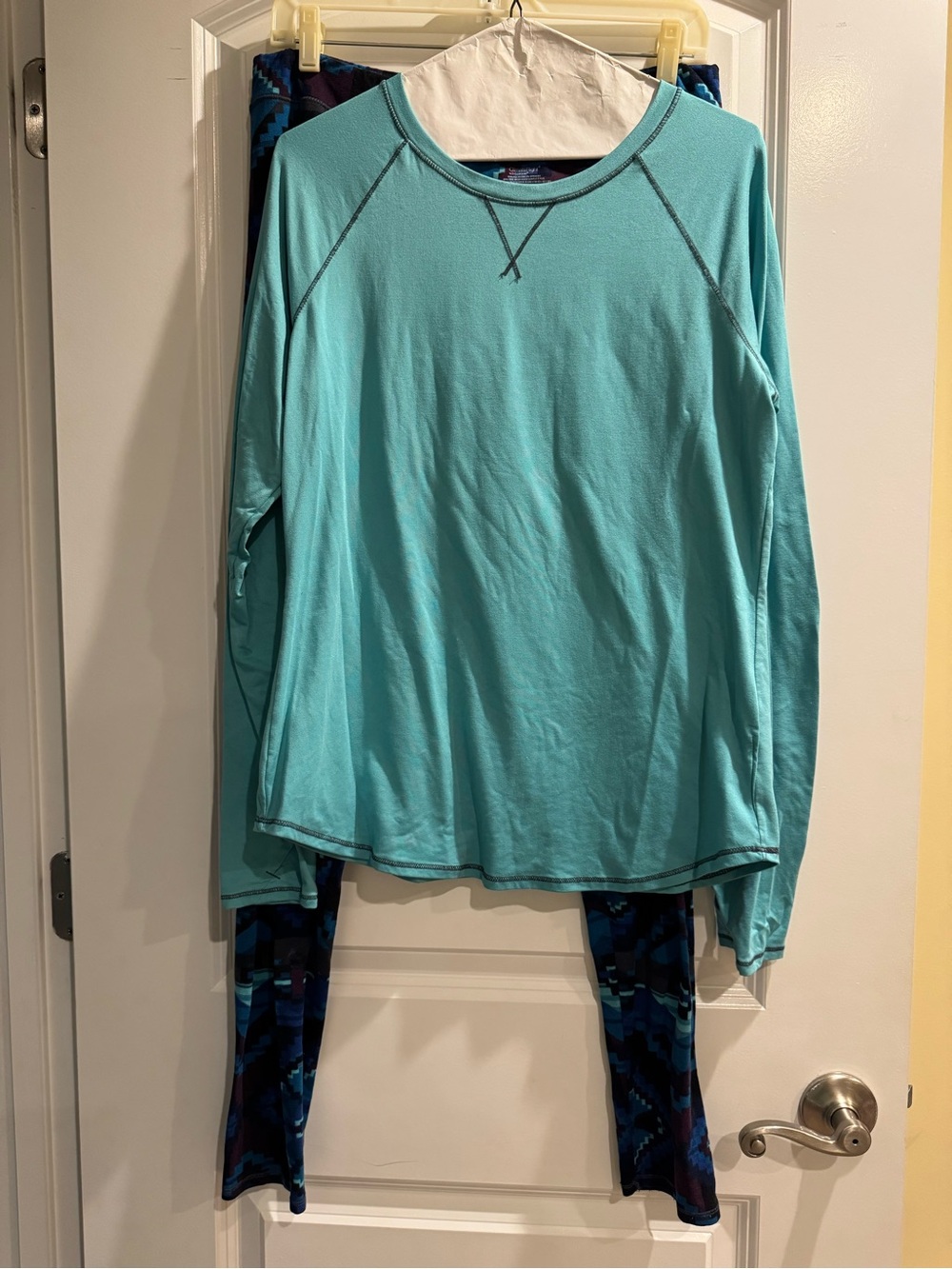 Women's Teal Long-Sleeve Top and Blue Pattern Thermal Leggings Set
